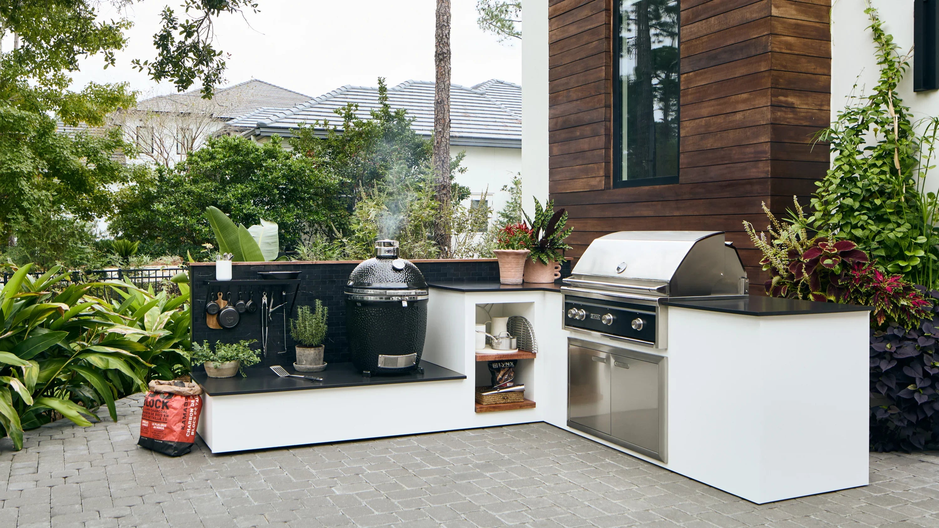 Lynx LCGR | Kamado Grill | 18" Ceramic Insulation Cooking Surface 250 sq. in.