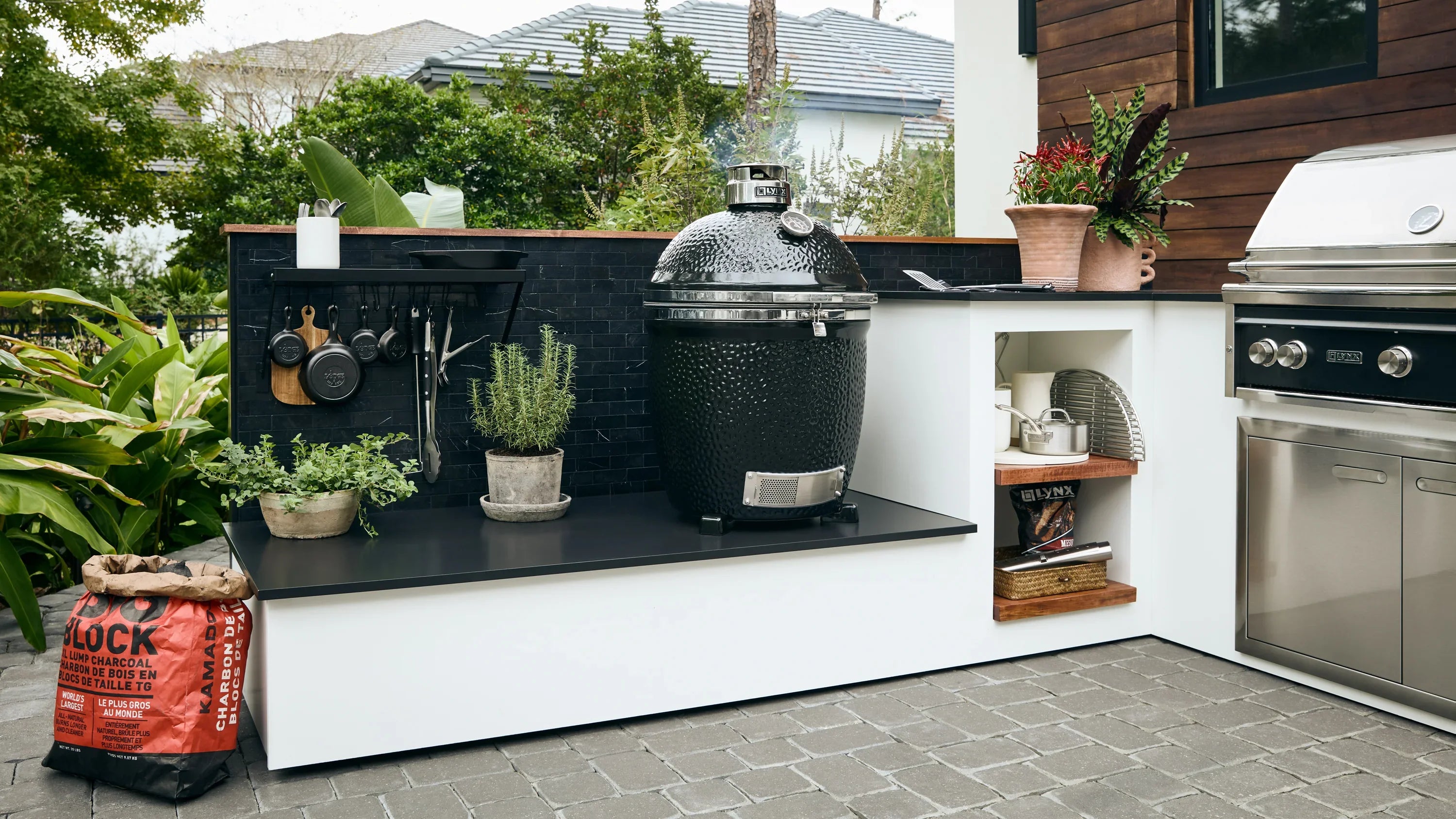 Lynx LCGR | Kamado Grill | 18" Ceramic Insulation Cooking Surface 250 sq. in.