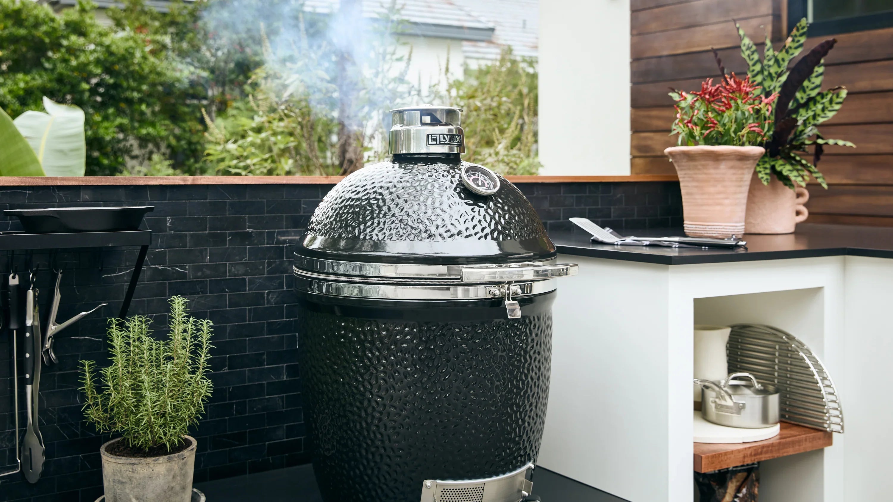 Lynx LCGR | Kamado Grill | 18" Ceramic Insulation Cooking Surface 250 sq. in.