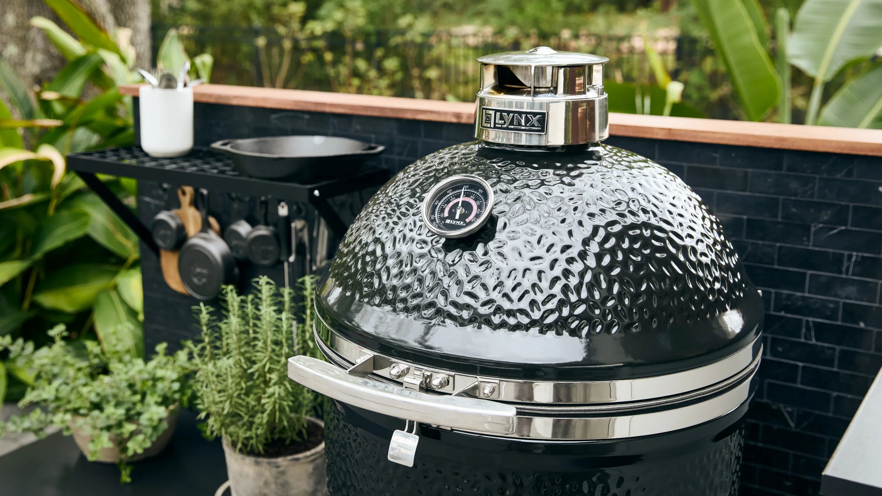 Lynx LCGR | Kamado Grill | 18" Ceramic Insulation Cooking Surface 250 sq. in.