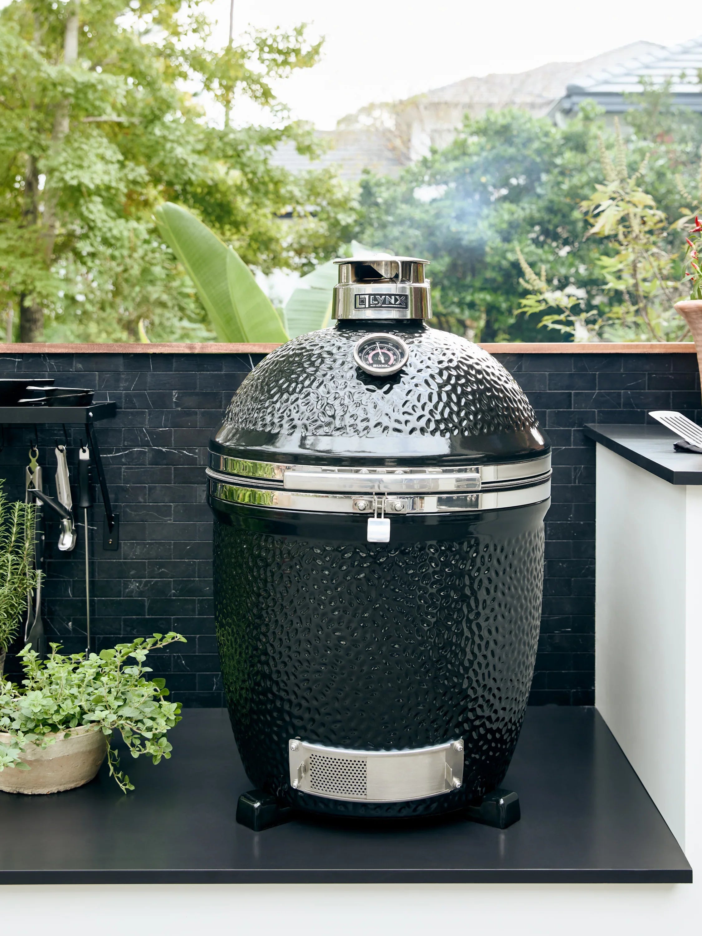 Lynx LCGR | Kamado Grill | 18" Ceramic Insulation Cooking Surface 250 sq. in.