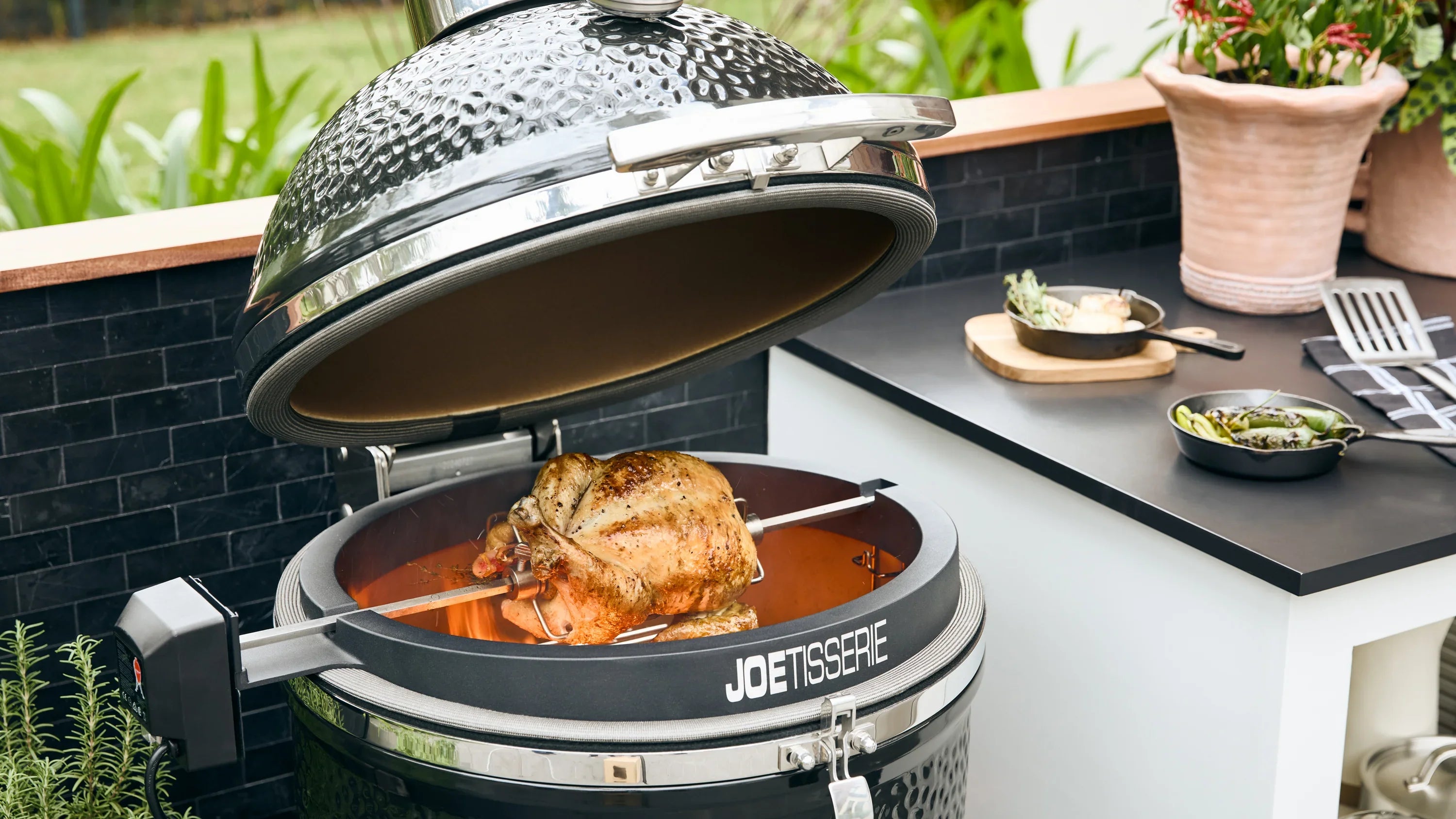 Lynx LCGR | Kamado Grill | 18" Ceramic Insulation Cooking Surface 250 sq. in.
