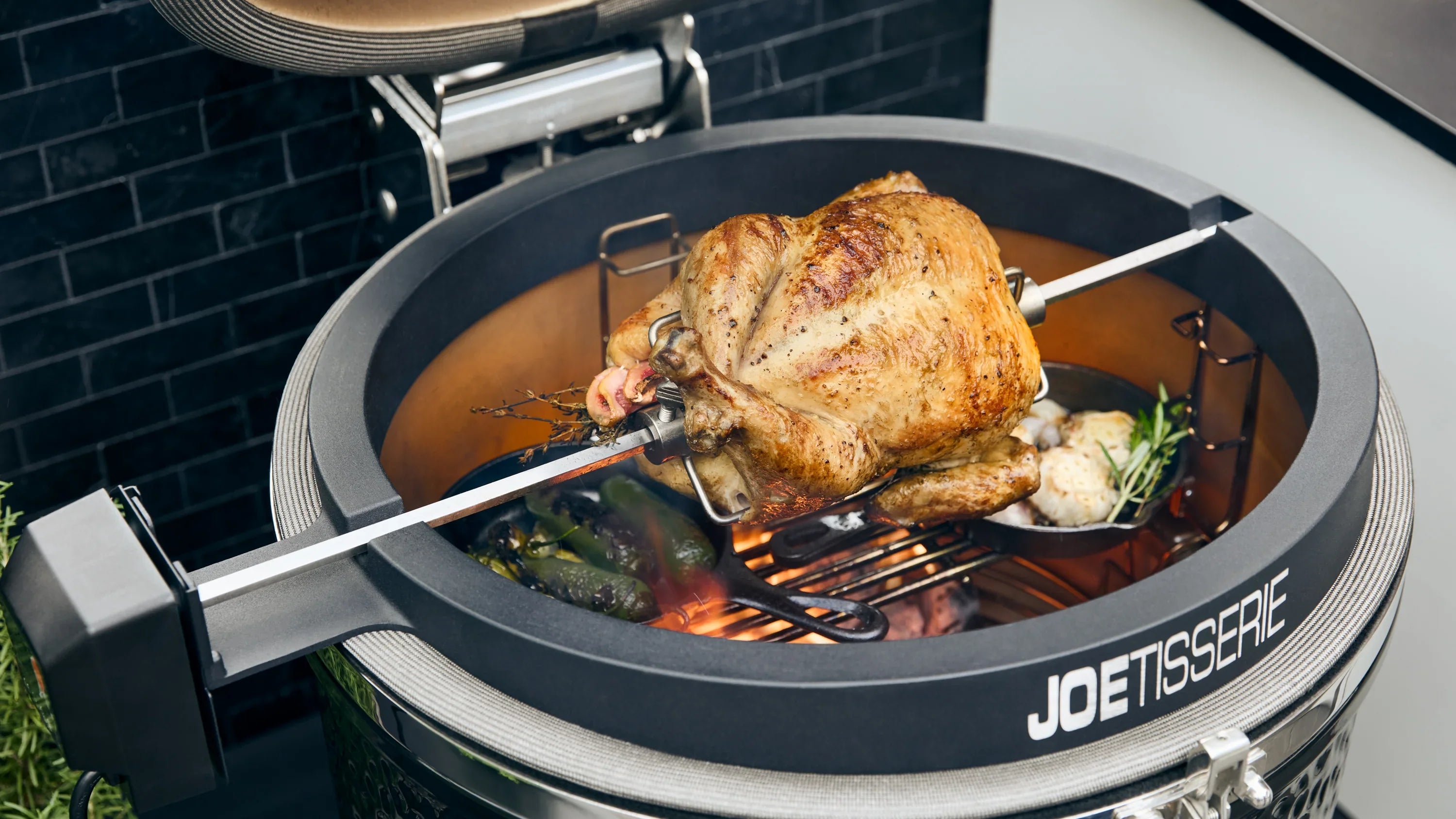 Lynx LCGR | Kamado Grill | 18" Ceramic Insulation Cooking Surface 250 sq. in.
