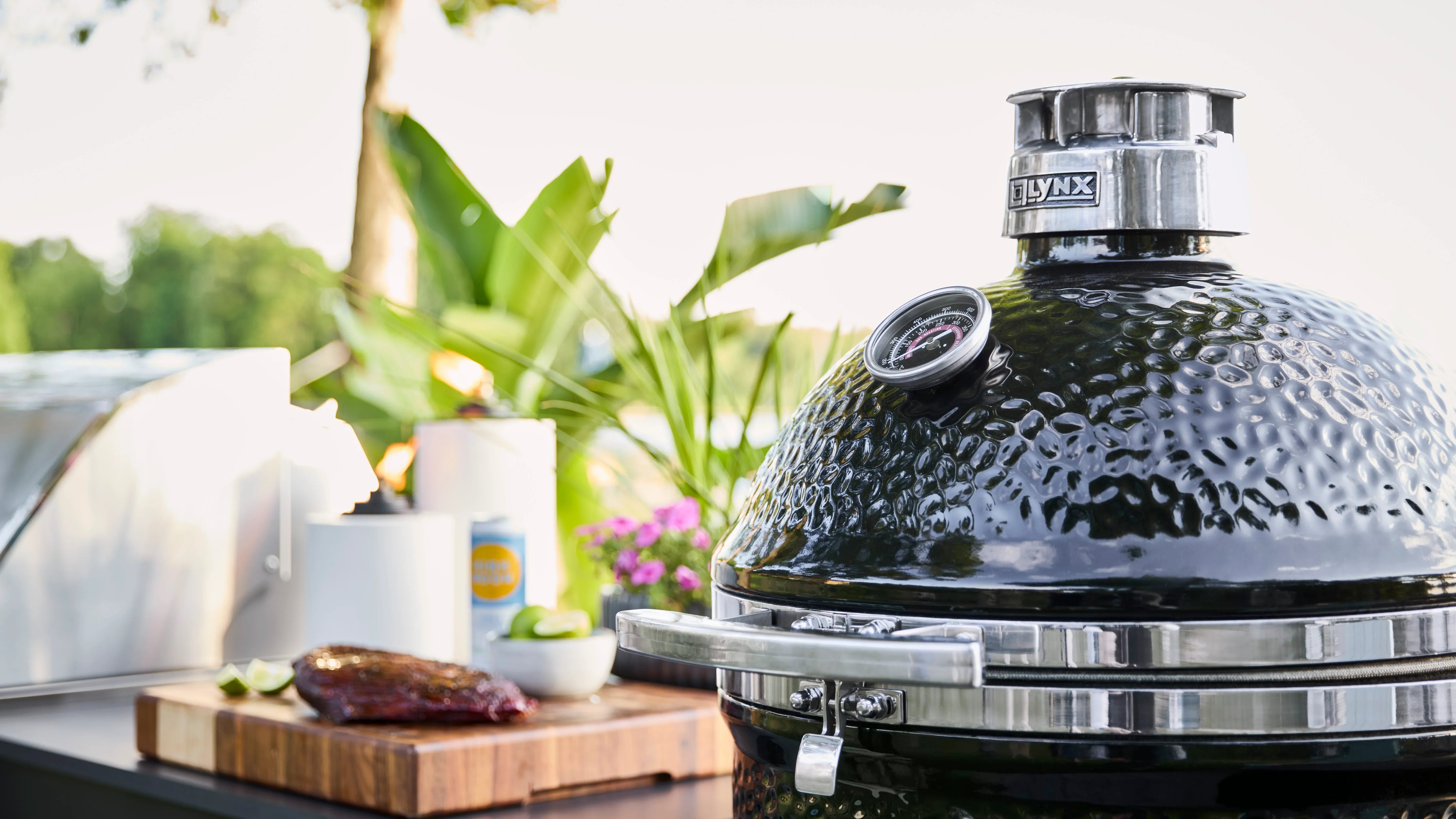 Lynx LCGR | Kamado Grill | 18" Ceramic Insulation Cooking Surface 250 sq. in.