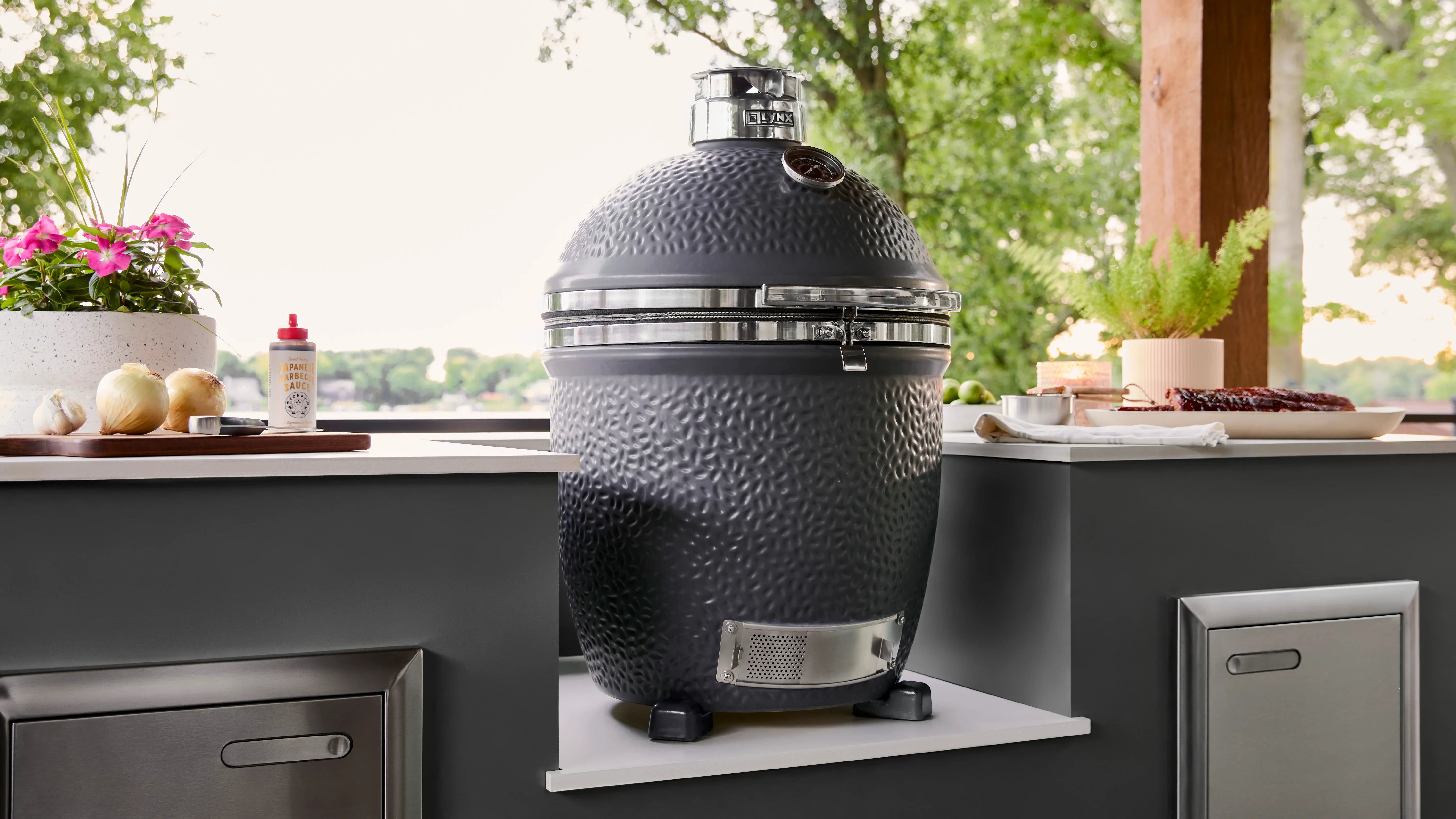 Lynx LCGR | Kamado Grill | 18" Ceramic Insulation Cooking Surface 250 sq. in.