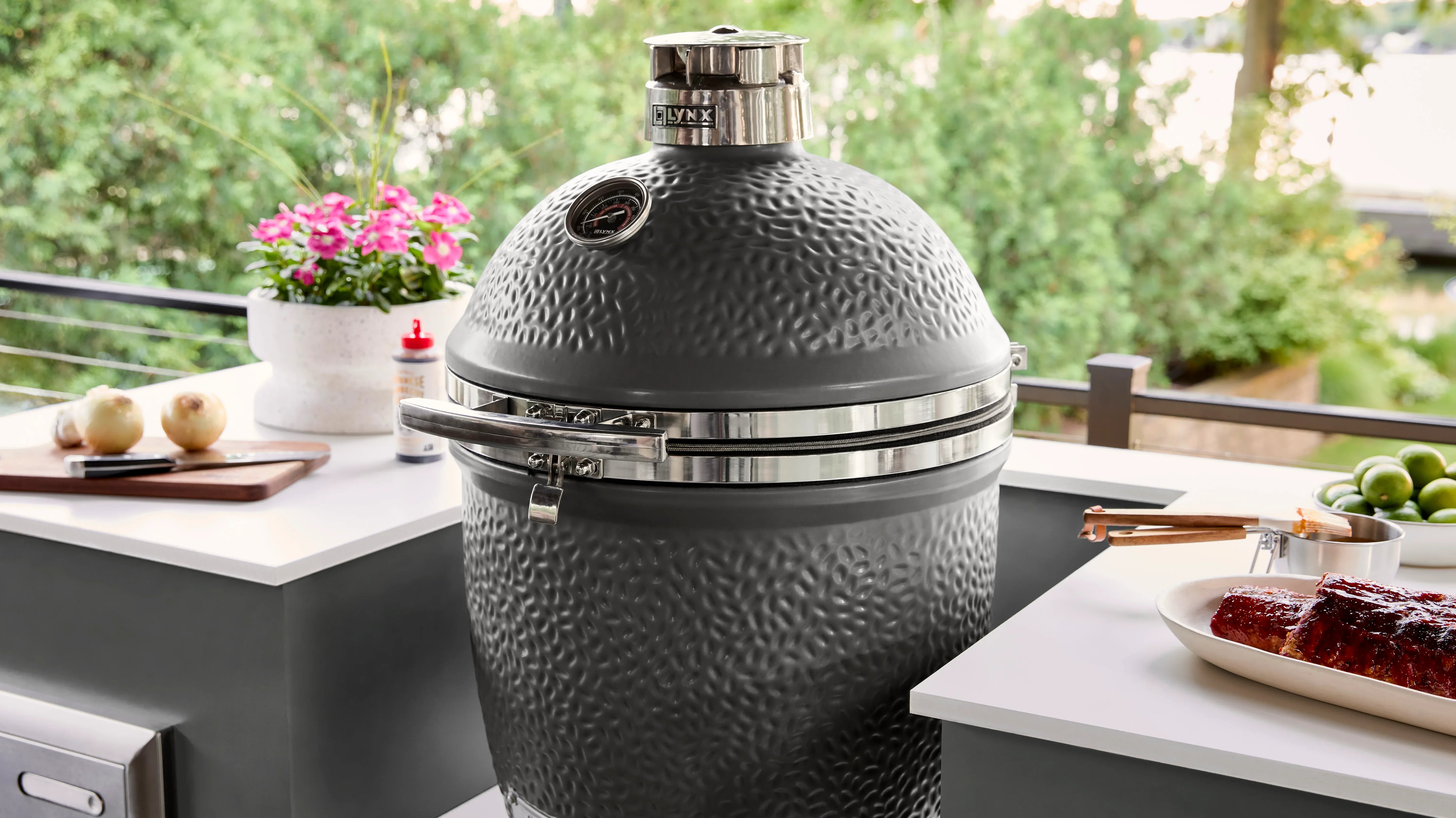 Lynx LCGR | Kamado Grill | 18" Ceramic Insulation Cooking Surface 250 sq. in.