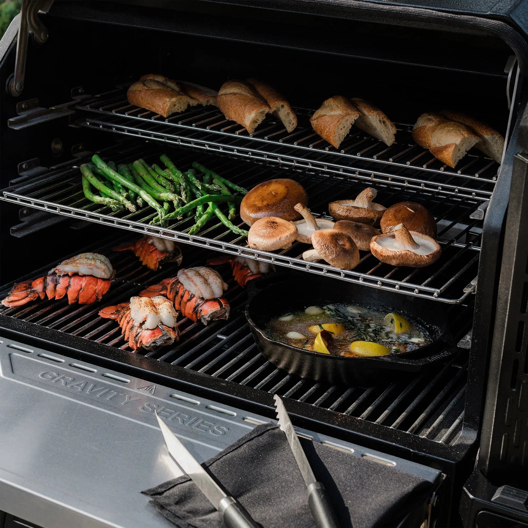 Masterbuilt MB20041223 | Gravity Series XT Digital Charcoal Grill and Smoker